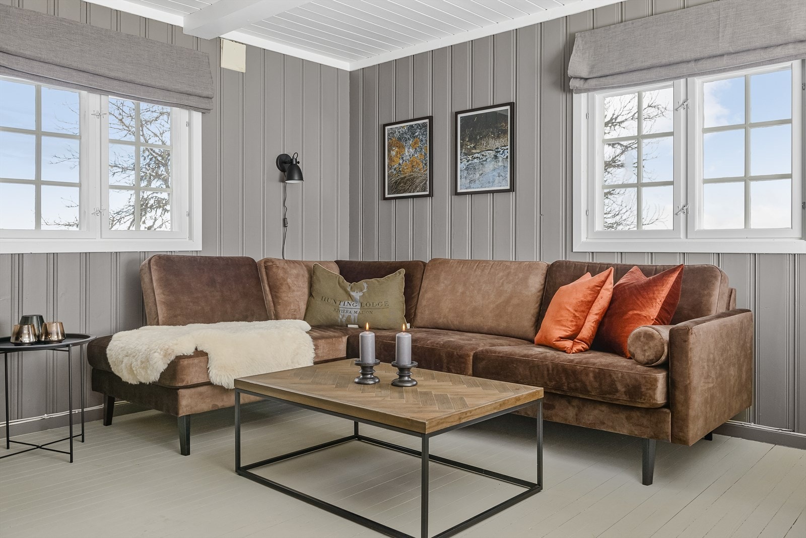 Flere gode vindusflater slipper mye naturlig lys inn i rommet Galleribilde