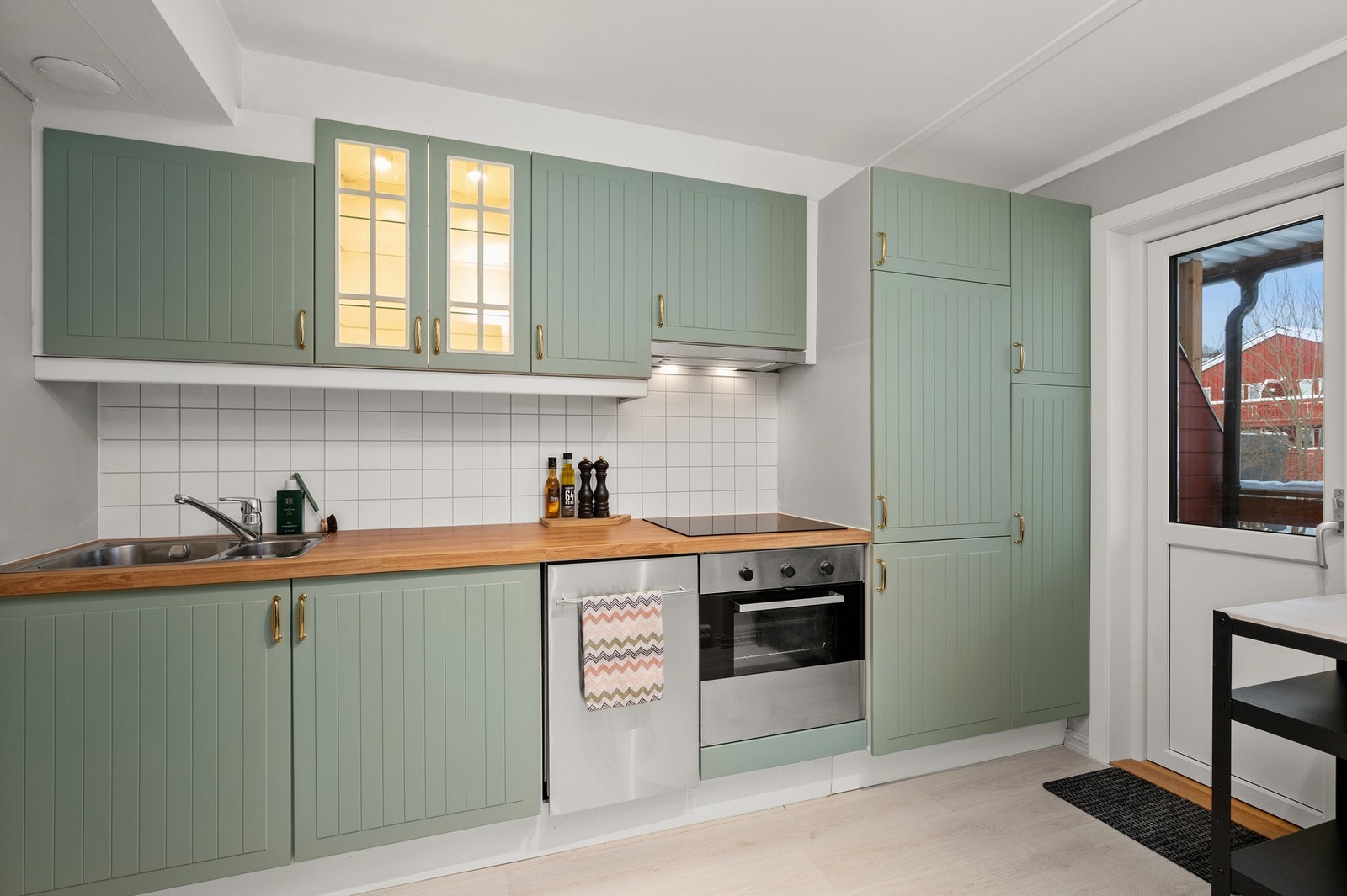 På kjøkkenet er det integrerte hvitevarer som platetopp, stekeovn og kombinert kjøle- og fryseskap. Galleribilde