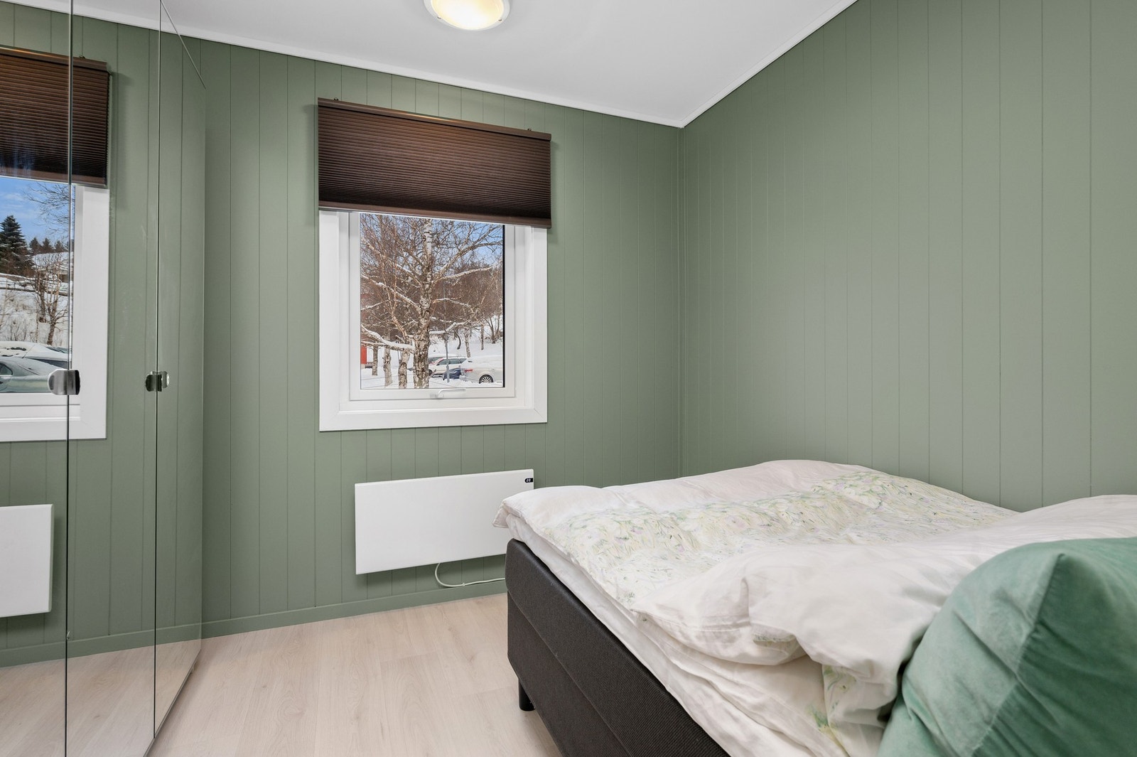 Her er det godt med plass til dobbeltseng, nattbord og garderobe. Galleribilde