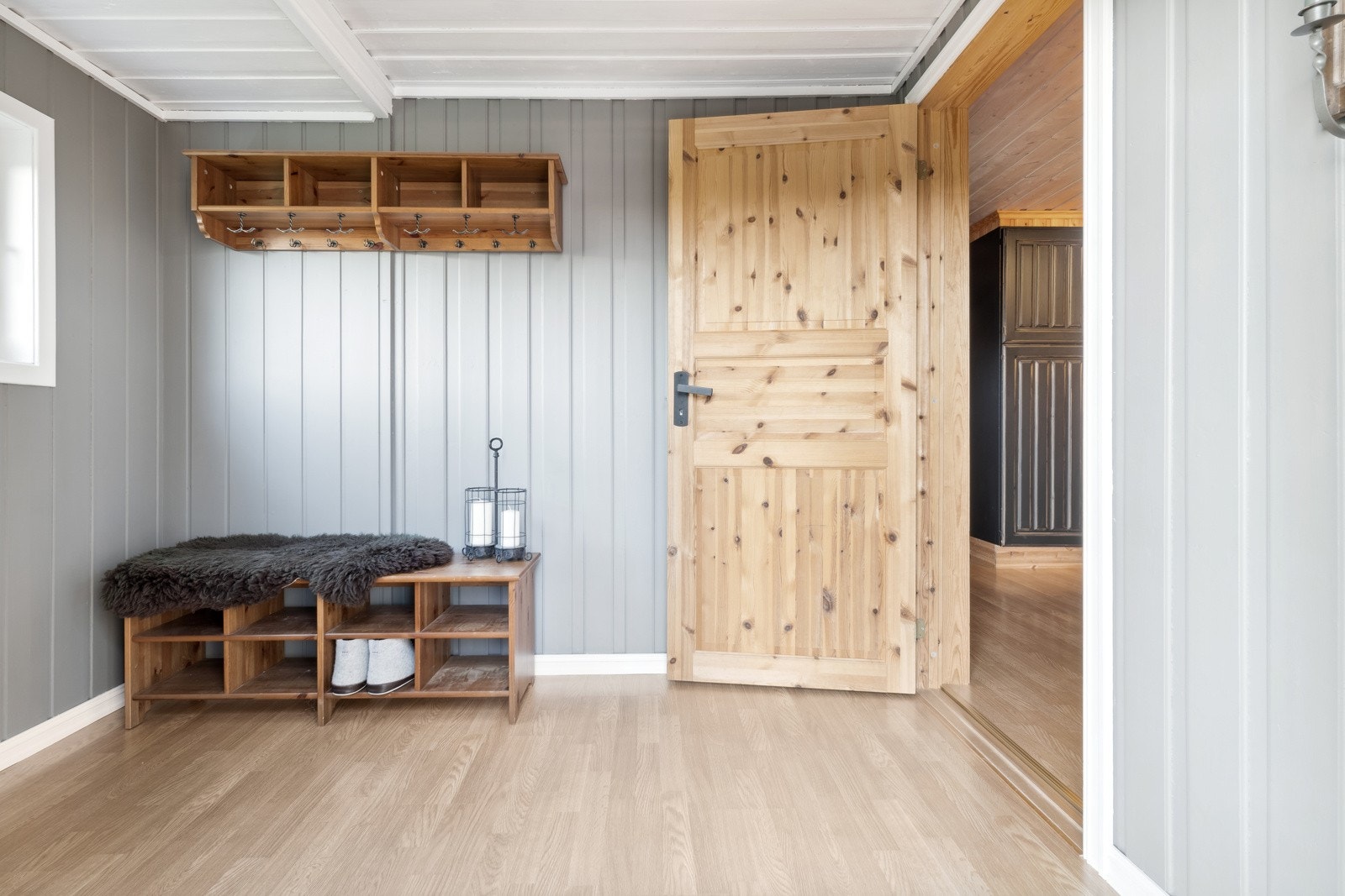 Hytta inneholder blant annet vindfang, gang, bad, tre soverom, stue og kjøkken. Galleribilde