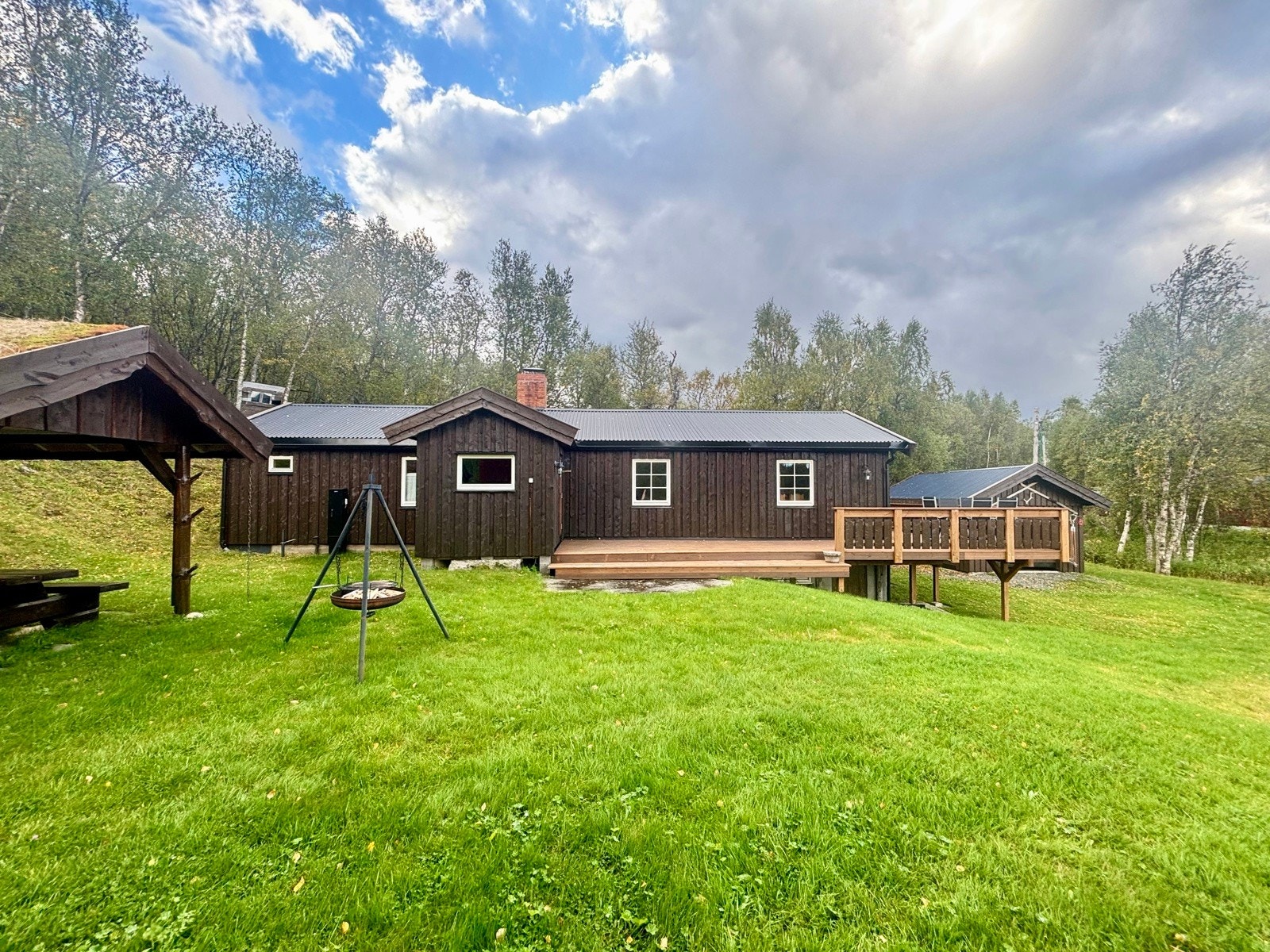 Eiendommen består av en fritidsbolig over en etasje med kjeller, og garasje med bod. Galleribilde