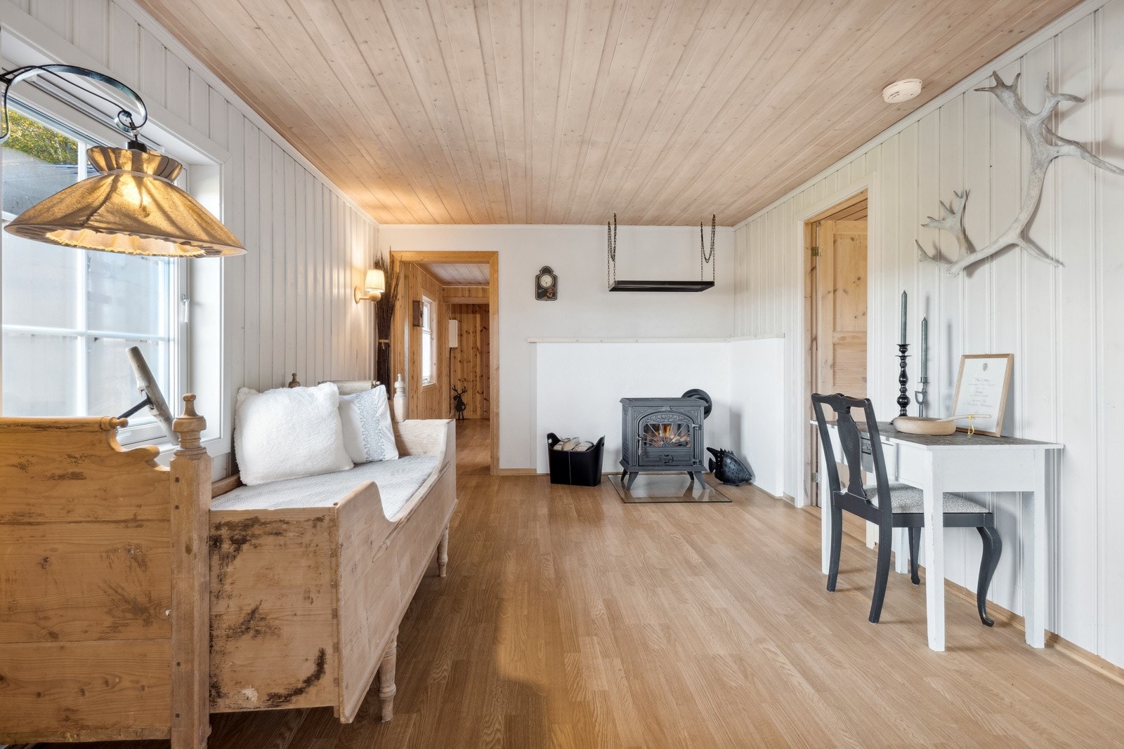 Stue har peisovn og panelovn. Galleribilde