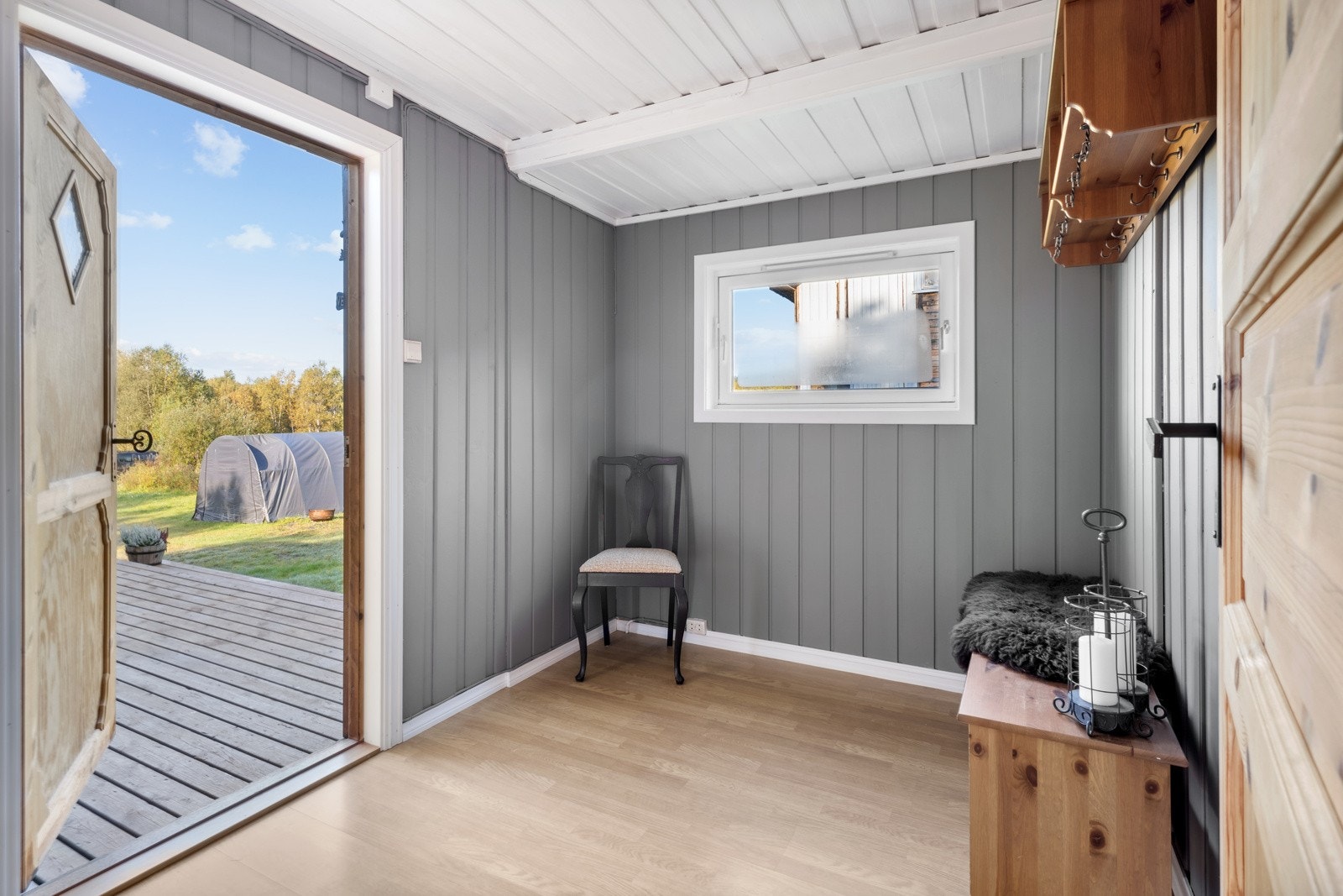 Romslig vindfang med god plass til å henge fra seg yttertøy. Galleribilde