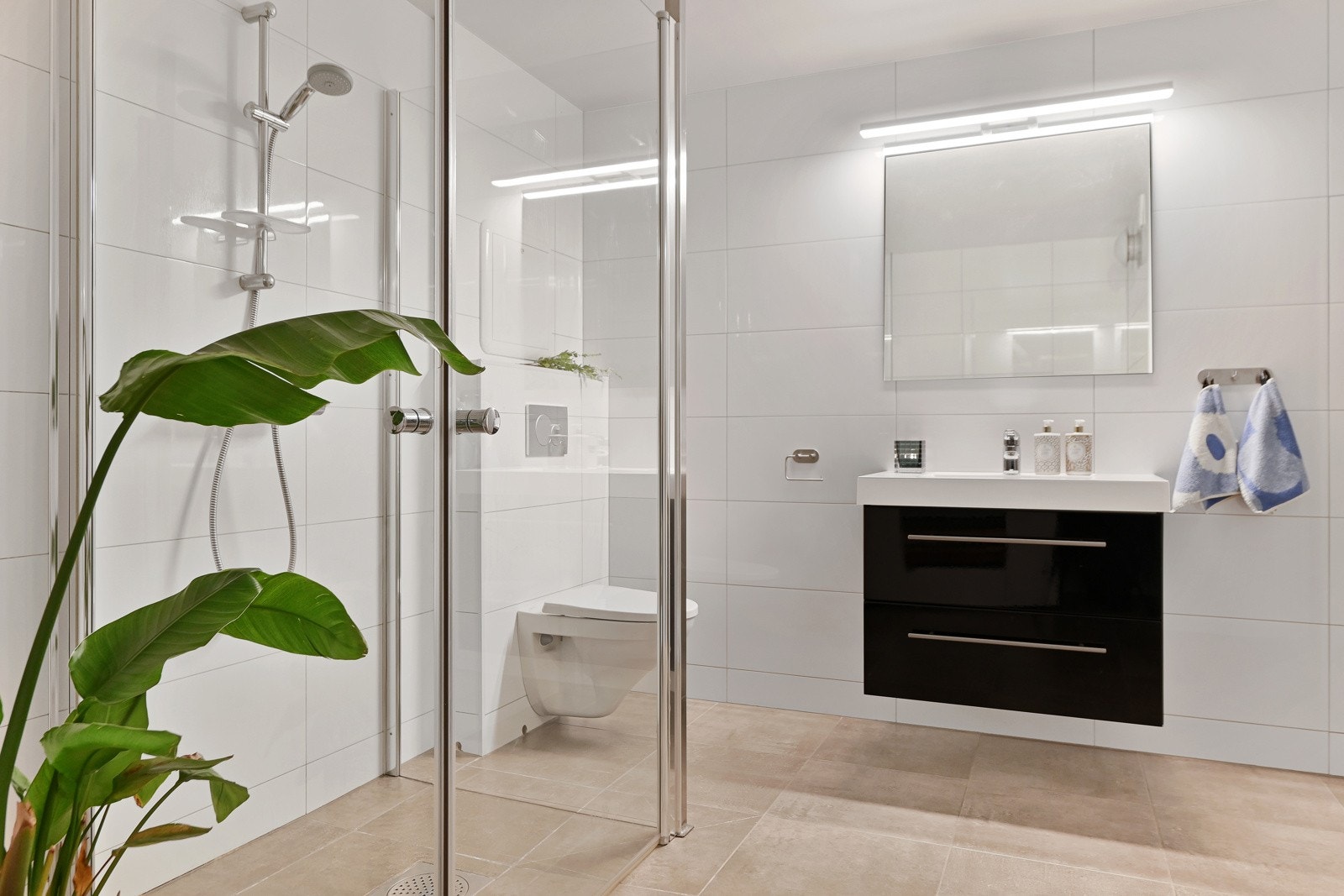 I underetasjen finner du en egen sone. Her disponerer man en hel etasje, med både oppholdsrom og et lekkert bad. Galleribilde