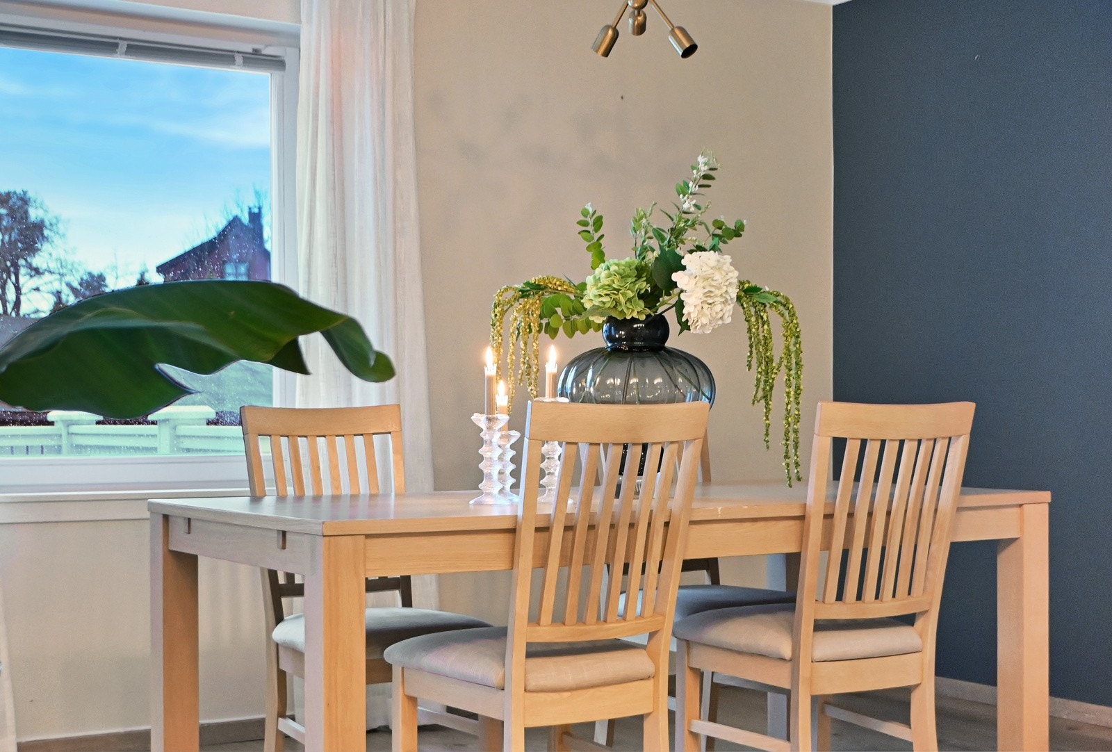 Her er det enkelt å dekke til store middagsselskaper, med god plass rundt spisebordet og en naturlig flyt mellom kjøkken og oppholdsrom. Galleribilde