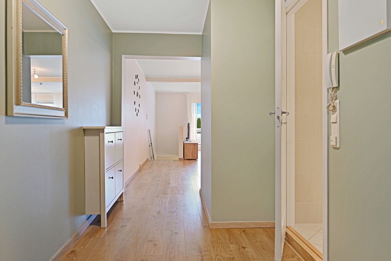 Gangen er pen med god plass til oppbevaring og oppheng av sko/yttertøy Galleribilde