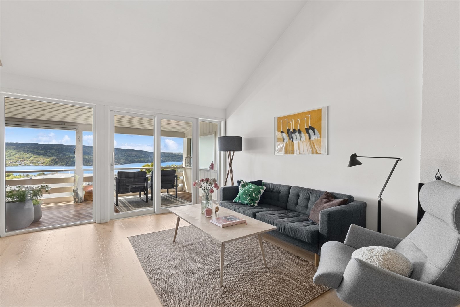 Du har rikelig plass til flere sosiale soner, og den generøse takhøyden gjør at rommet føles ekstra stort. Galleribilde