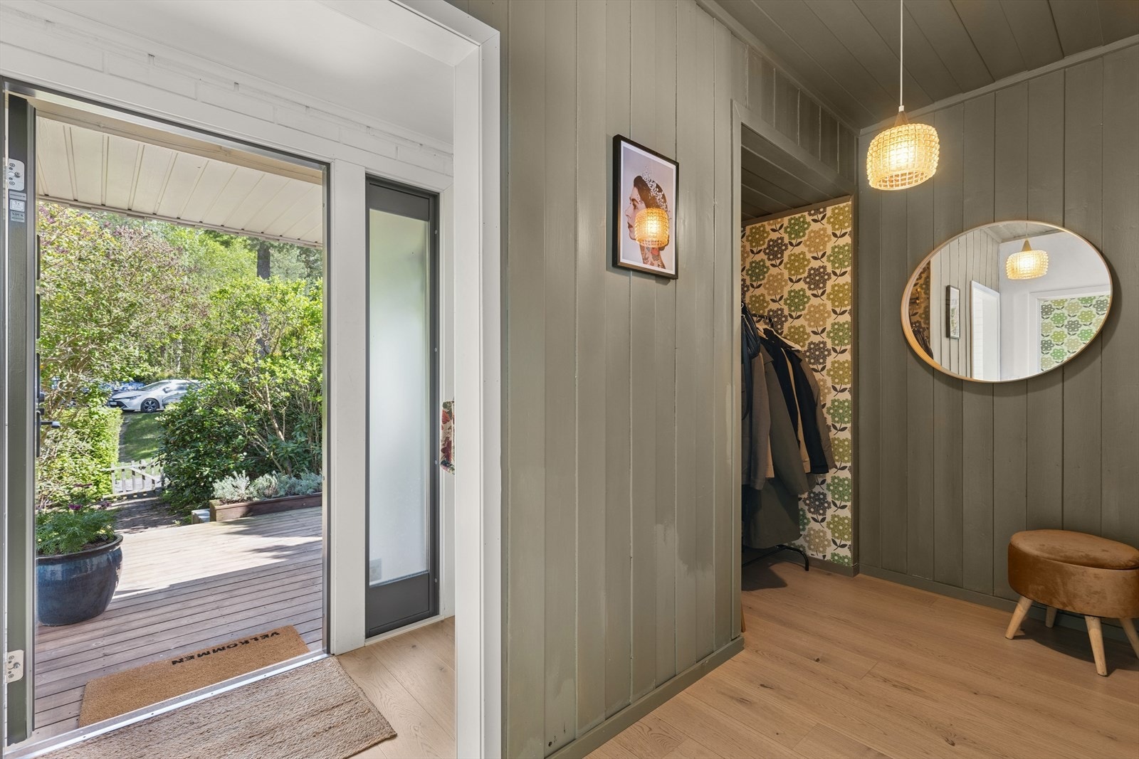 Du ønskes velkommen inn i en hyggelig entré med plass til å henge fra seg yttertøyet. Galleribilde