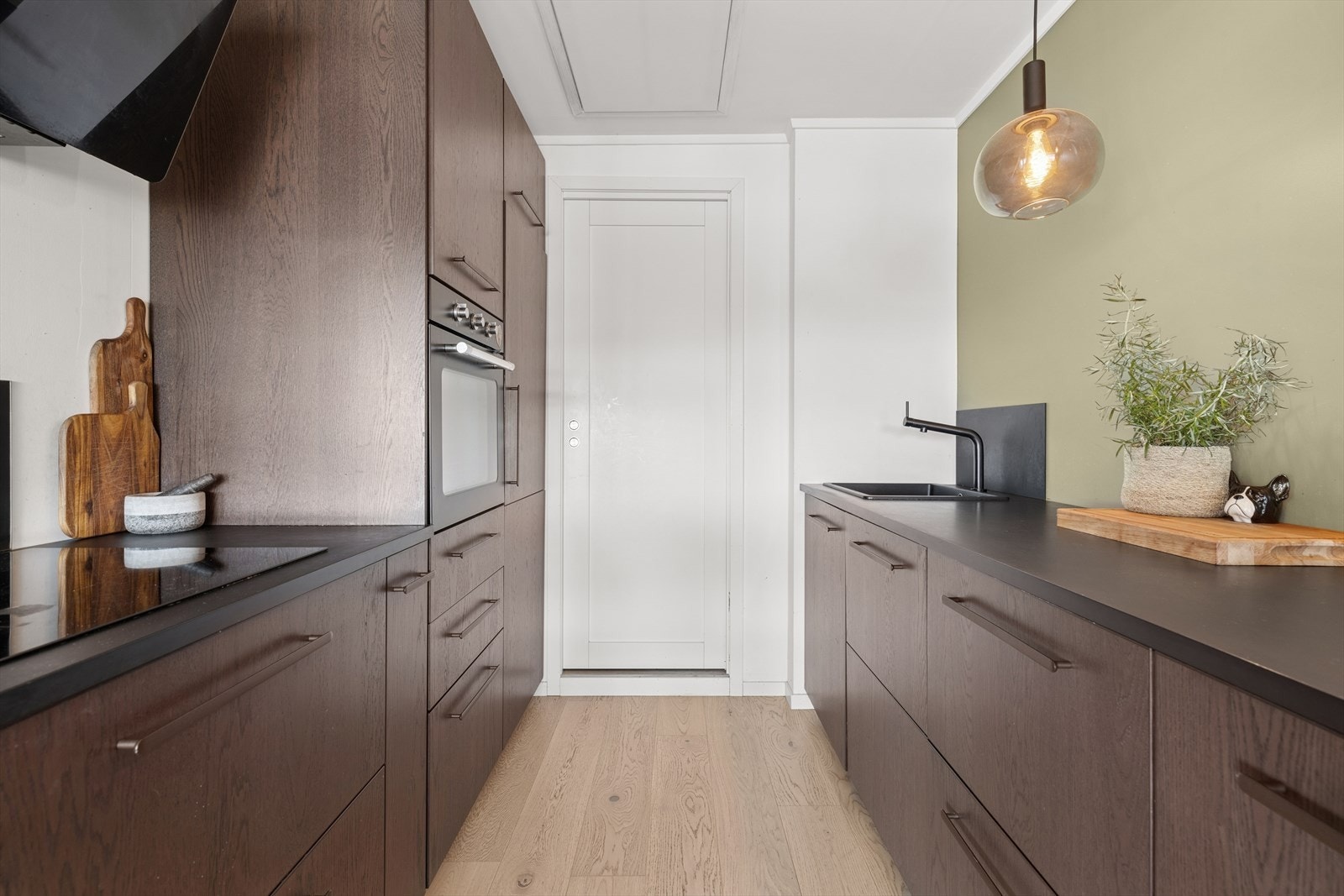 Innredningen er praktisk utbygget med god plass i skap og skuffer samt rikelig med benkeplass. Galleribilde