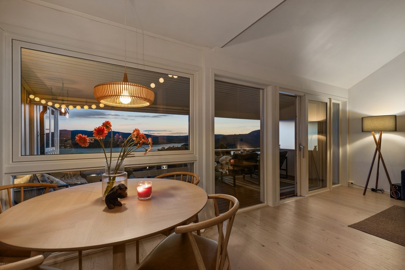 Her har du store flotte vinduer som gjør at utsikten kan nytes også innenfra. Galleribilde