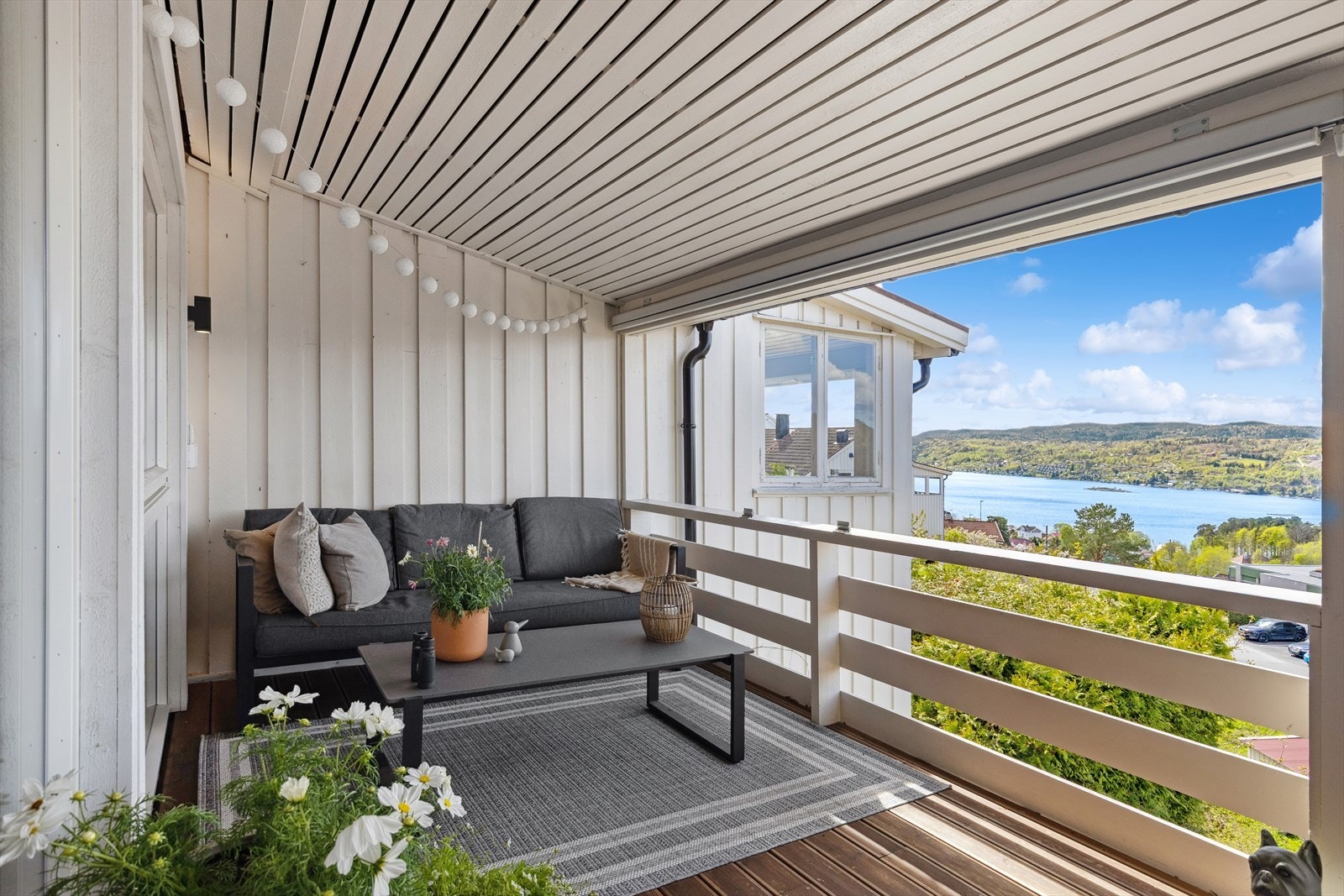 Verandaen har god plass til møblene du ønsker deg. Galleribilde