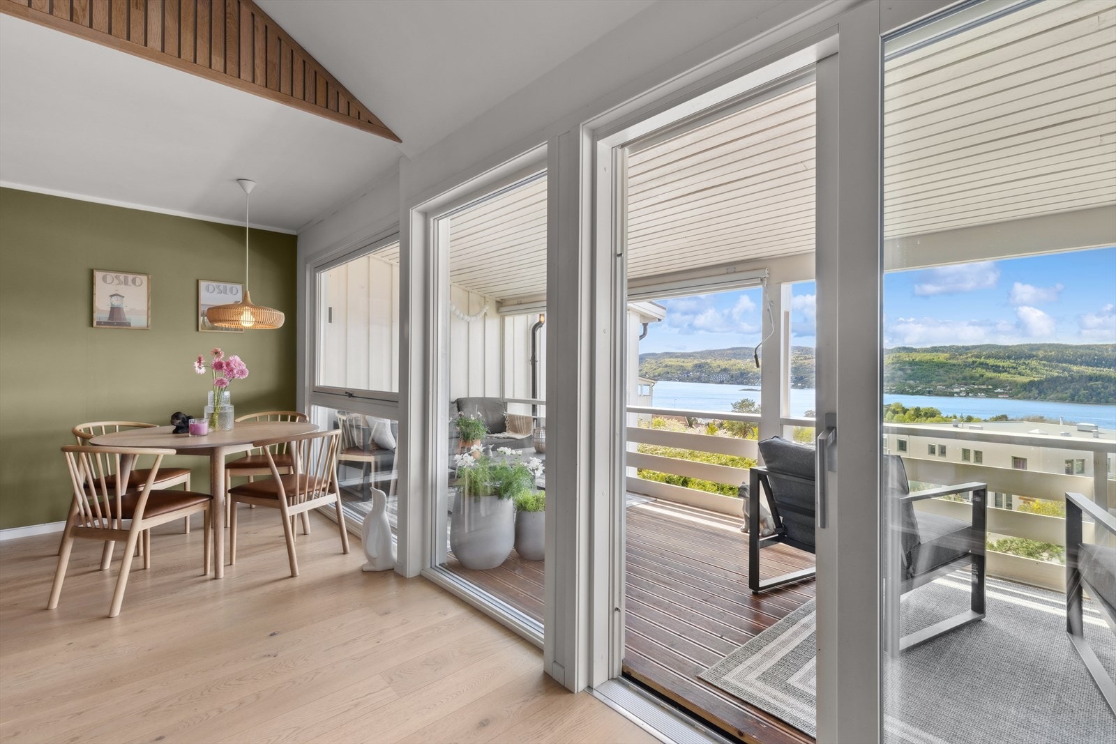 Kjøkkenet ligger like ved stuen og har plass til spisebord mellom sonene. Galleribilde