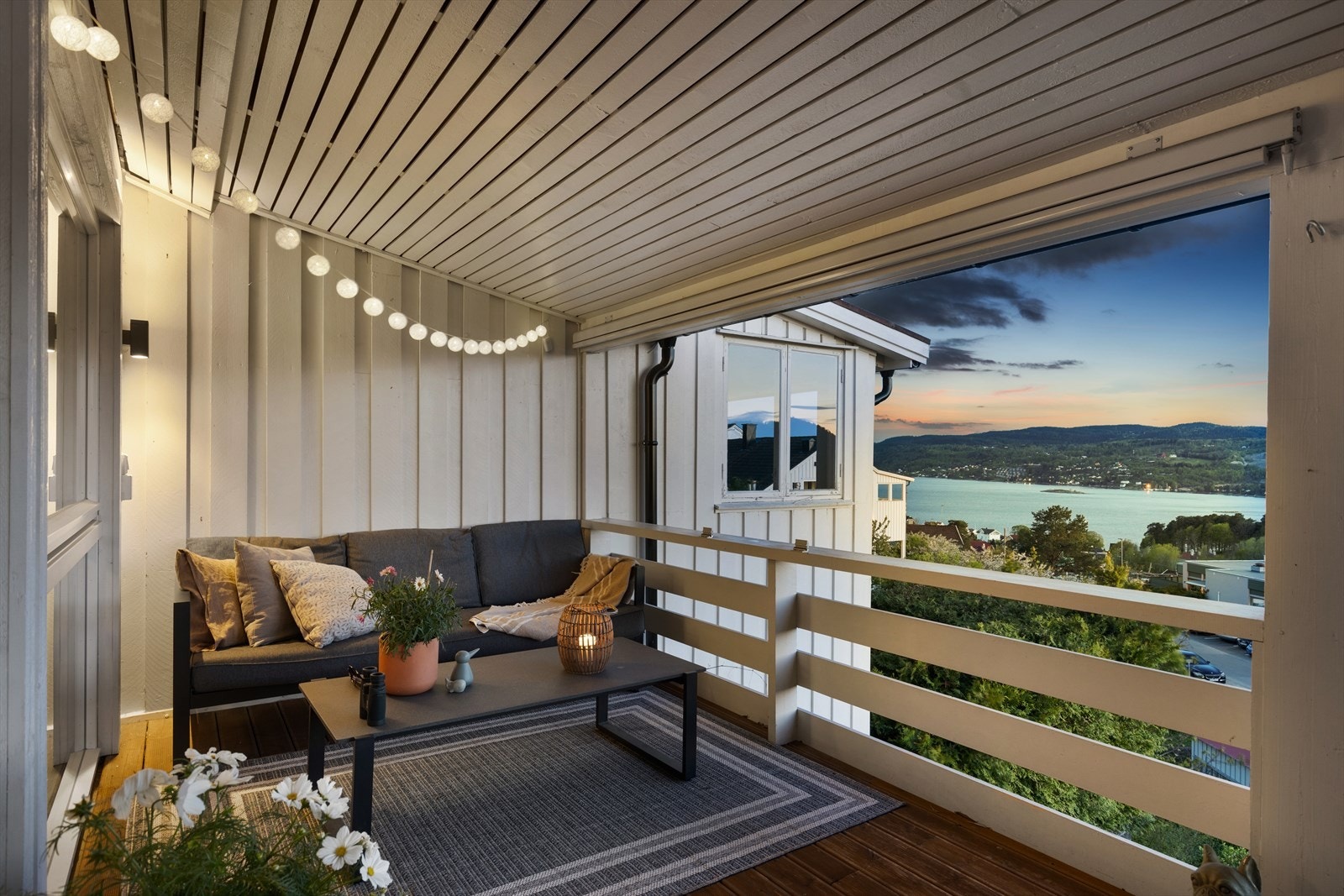 Verandaen er overbygget, noe som gjør uteplassen ekstra lun og skjermet. Galleribilde