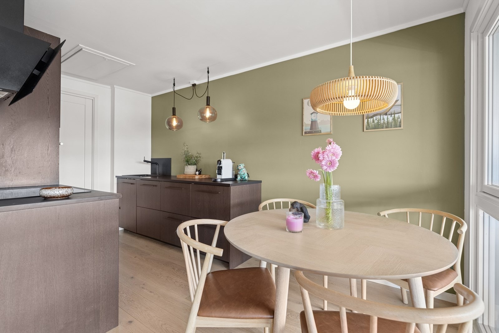 Kjøkkenet har en lekker innredning med mørk brune fronter og laminatbenkeplate. Galleribilde