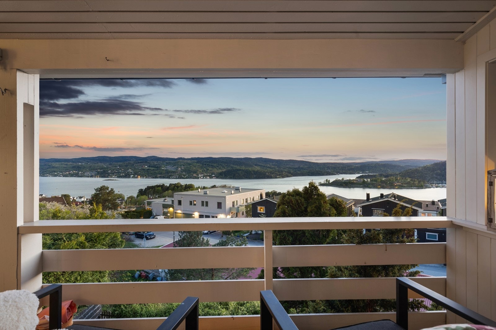 Fra denne posisjonen kan du nyte synet av fjorden både mot nord, vest og sør. Galleribilde