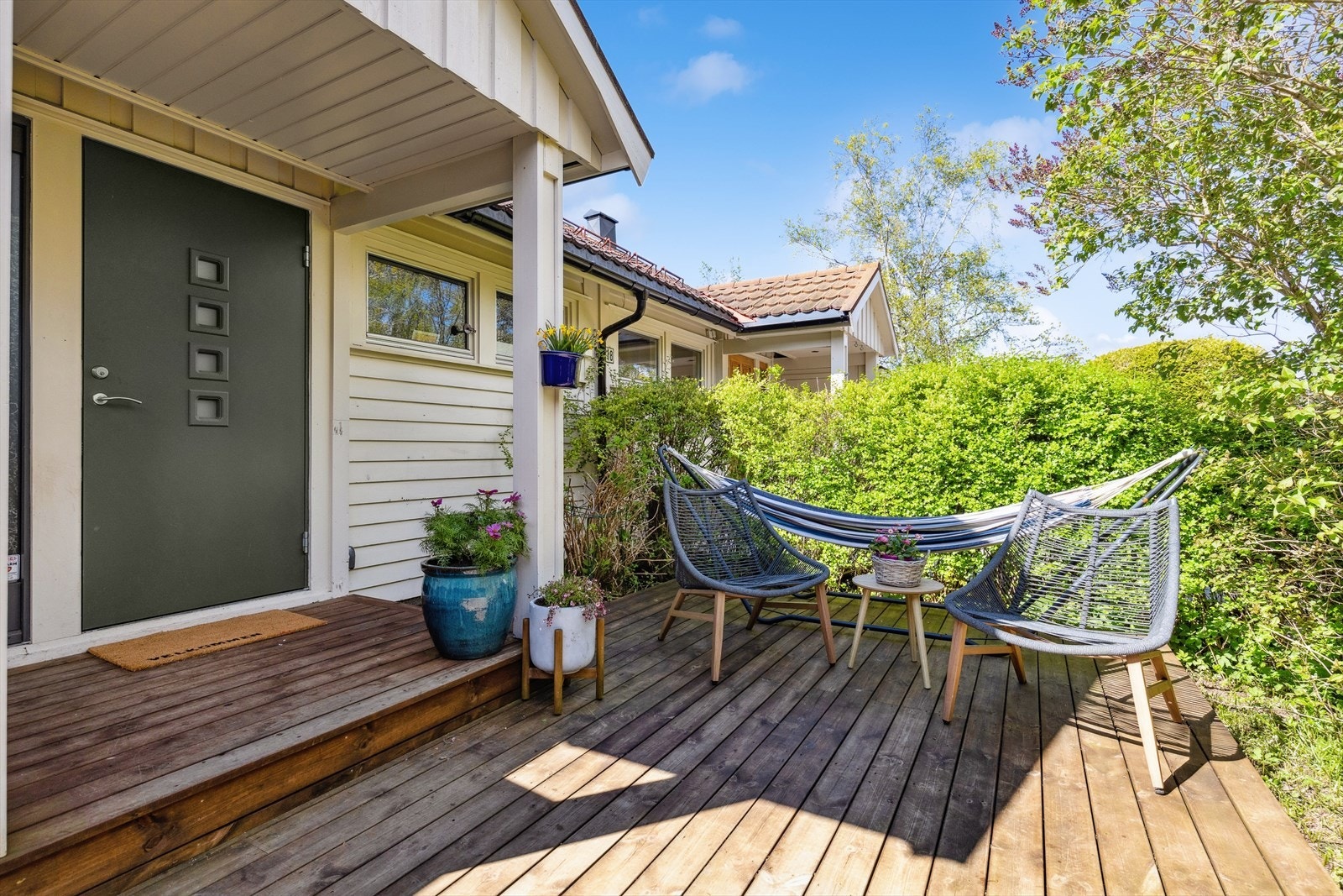 På fremsiden er det deilig morgen- og formiddagssol, perfekt for å spise en frokost med en god kopp kaffe. Galleribilde