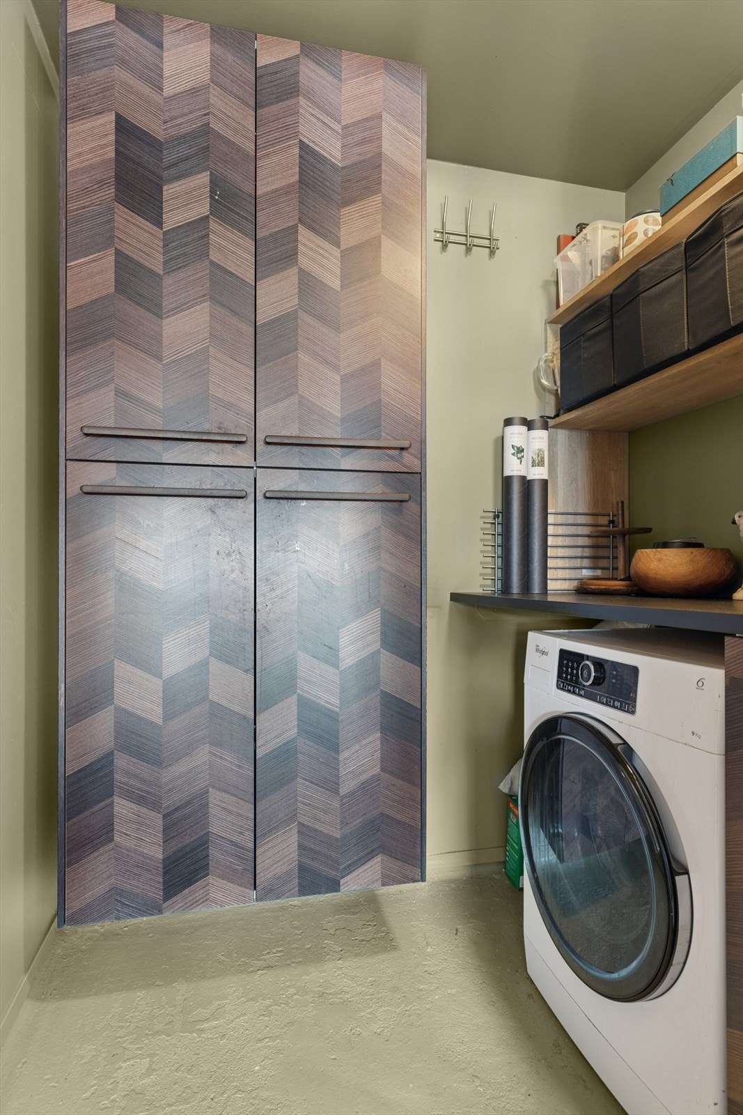 Like innenfor kjøkkenet har du et praktisk vaskerom med innredning og opplegg for vaskemaskin. Galleribilde