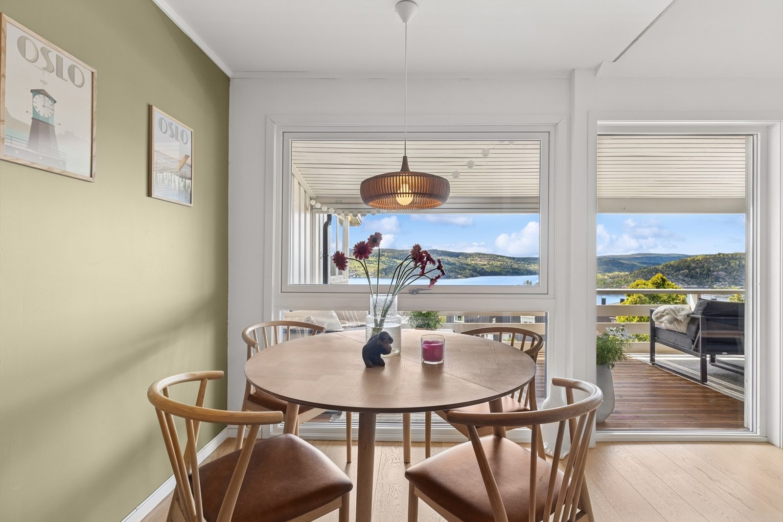 Den ene veggen er malt i en pen farge som gir en fin kontrast til øvrige overflater. Galleribilde