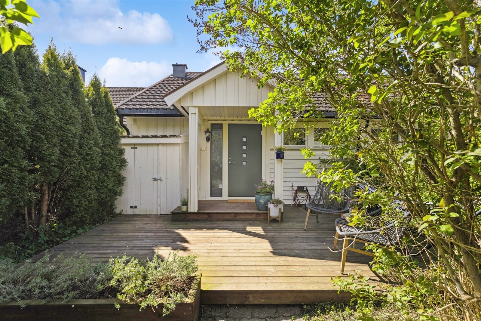 Du har også en skjermet uteplass foran boligen, der det er god plass til møbler. Galleribilde