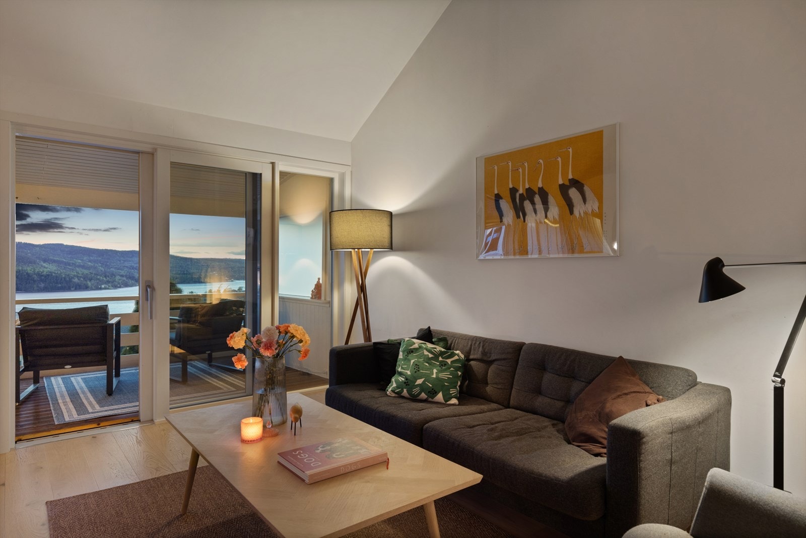 Stuen har en moderne utførelse med slette hvite overflater og et lekkert nytt parkettgulv. Galleribilde