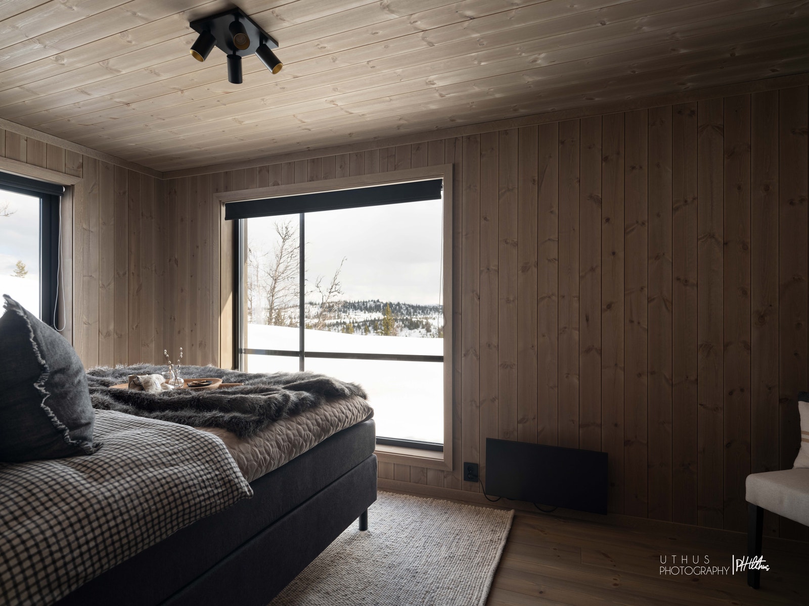 Hovedsoverommet er stort med god plass til garderobeinnredning Galleribilde