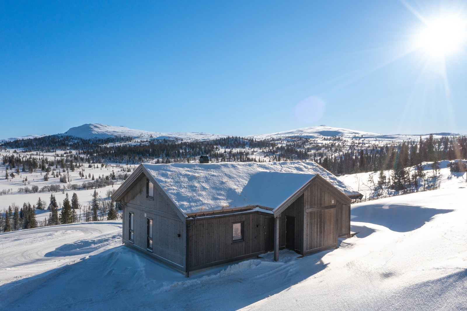 Utsikten fra Trollkyrkja 35 er like vakker og bør oppleves! Avbildet hytte er av naboeiendommen Galleribilde