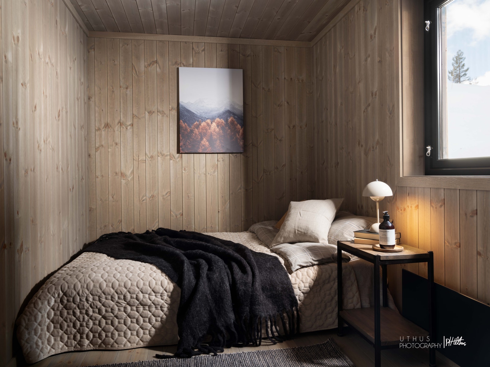 Det er tre soverom i 1. etasje og to rom på hemsen i tillegg til hemsstue Galleribilde