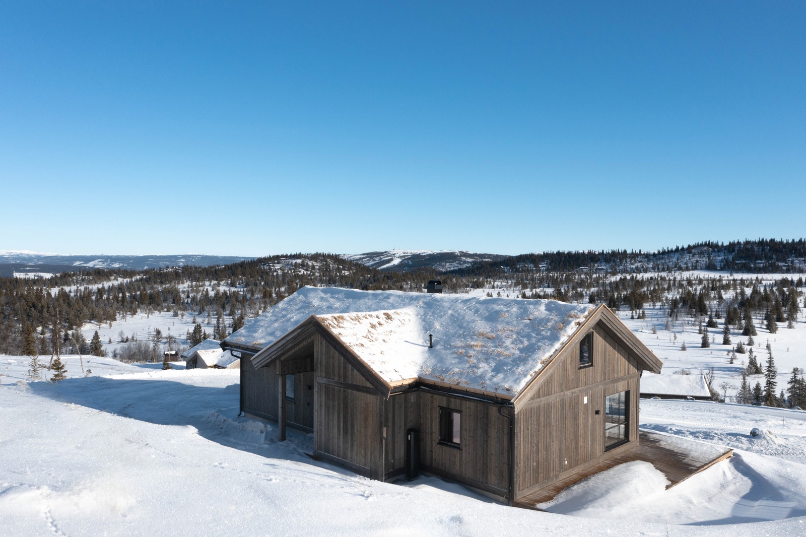 Hytten er innholdsrik med bl.a. 2 stuer, 5 soverom, 2 bad m.m. Galleribilde