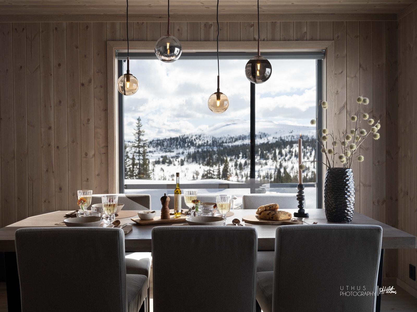 Fra spisestuen er kan utsikten nytes i to retninger Galleribilde