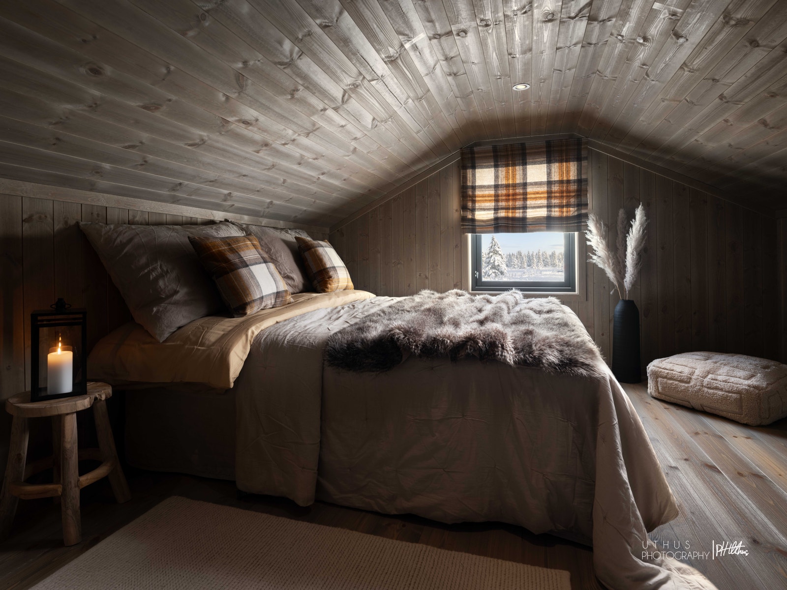 De to rommene på hemsen er store med god plass til dobbeltseng Galleribilde