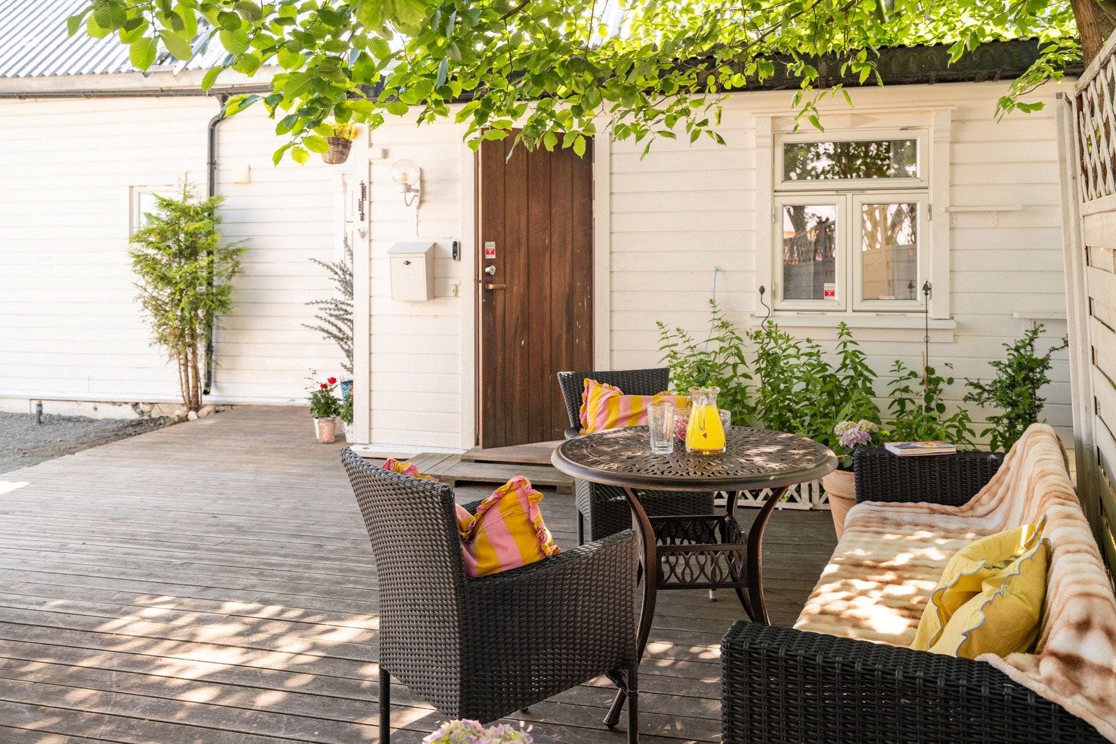 Det er god plass til sittegruppe på terrassen. Galleribilde