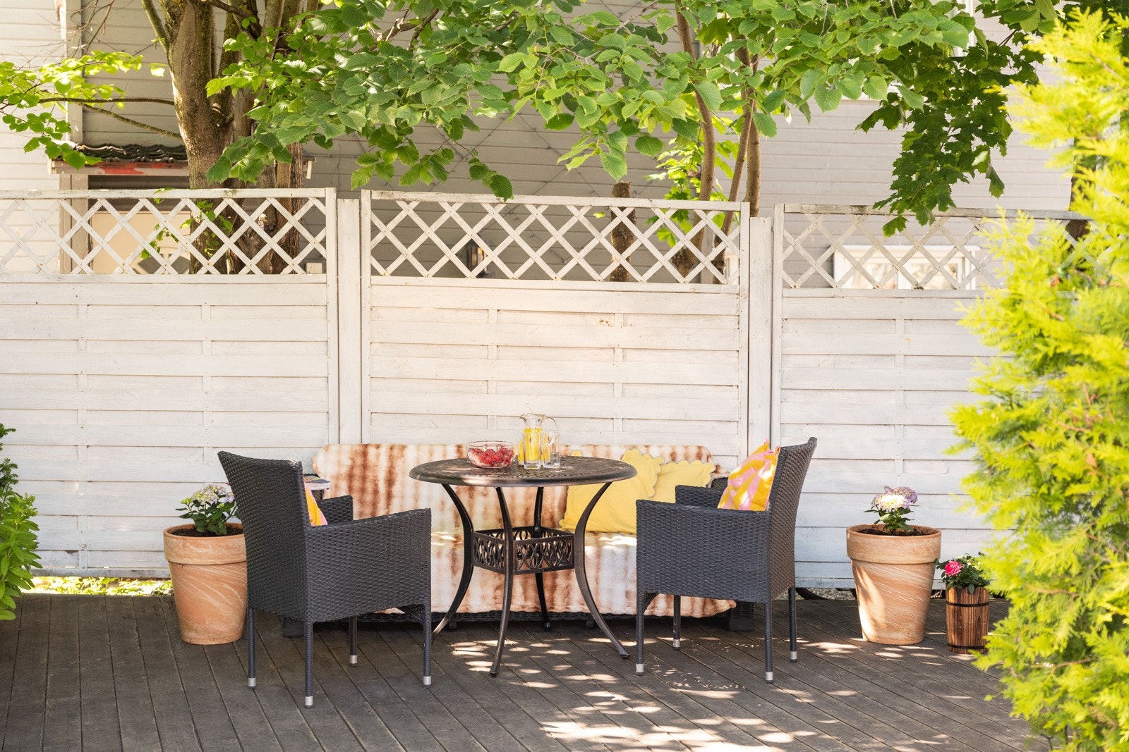 Levegg mot nabo gir god skjerming på terrassen. Galleribilde