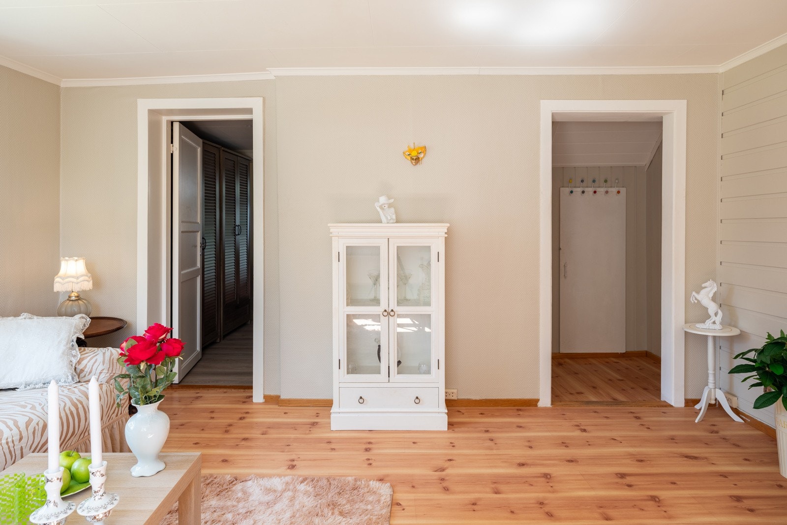 Alle yttervegger ble etterisolerte i 2017-2019 ifm innsetting av nye vinduer. Galleribilde