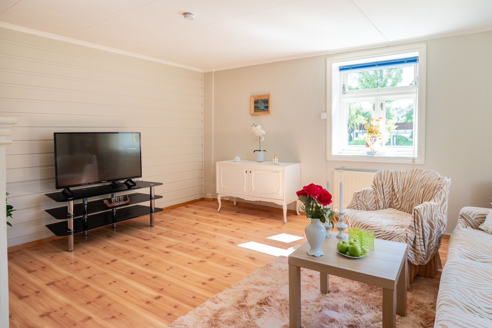 Stuen er på 17 kvm og har plass til både sofagruppe og spisebord. Galleribilde