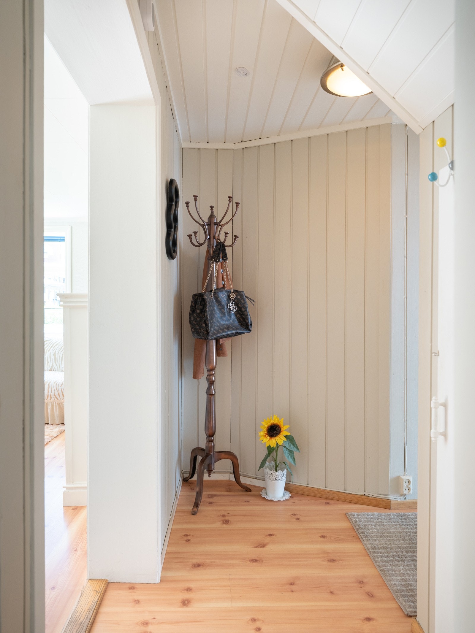 Inngangspartiet har muligheter for klesoppheng. Det er også en liten bod under trappen for oppbevaring. Galleribilde