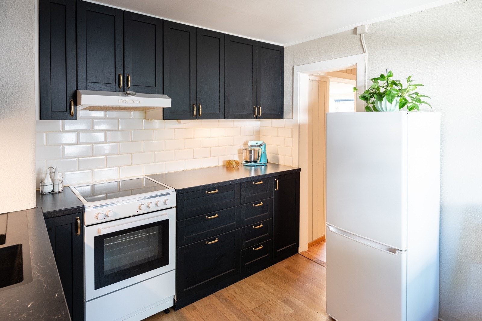 Kjøkkenet har folierte skrog, lakkerte fronter og laminert benkeplate. Galleribilde