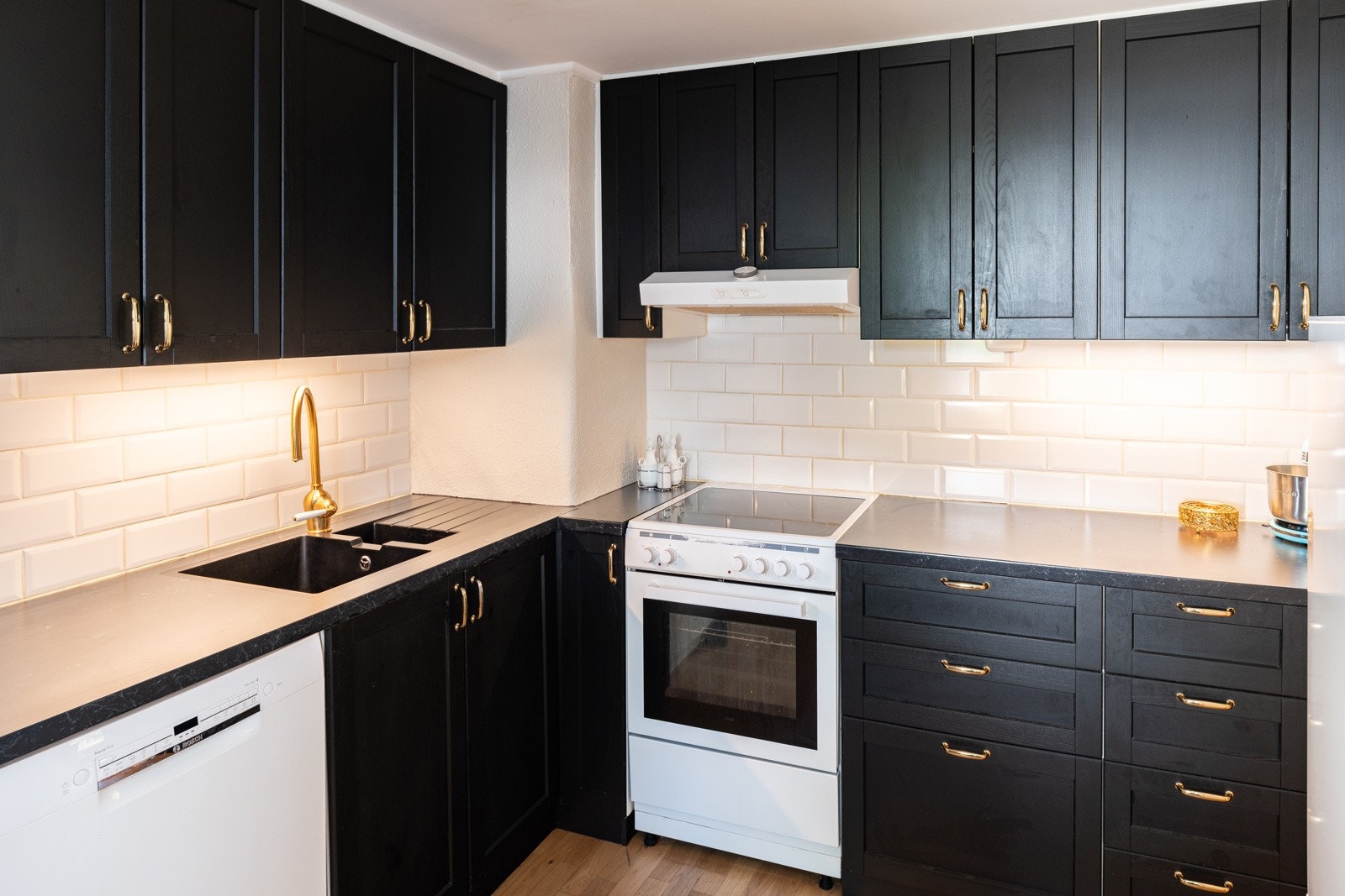 Hele kjøkkeninnredning inkl fliser over benk og vifte, ble byttet i 2019. Galleribilde