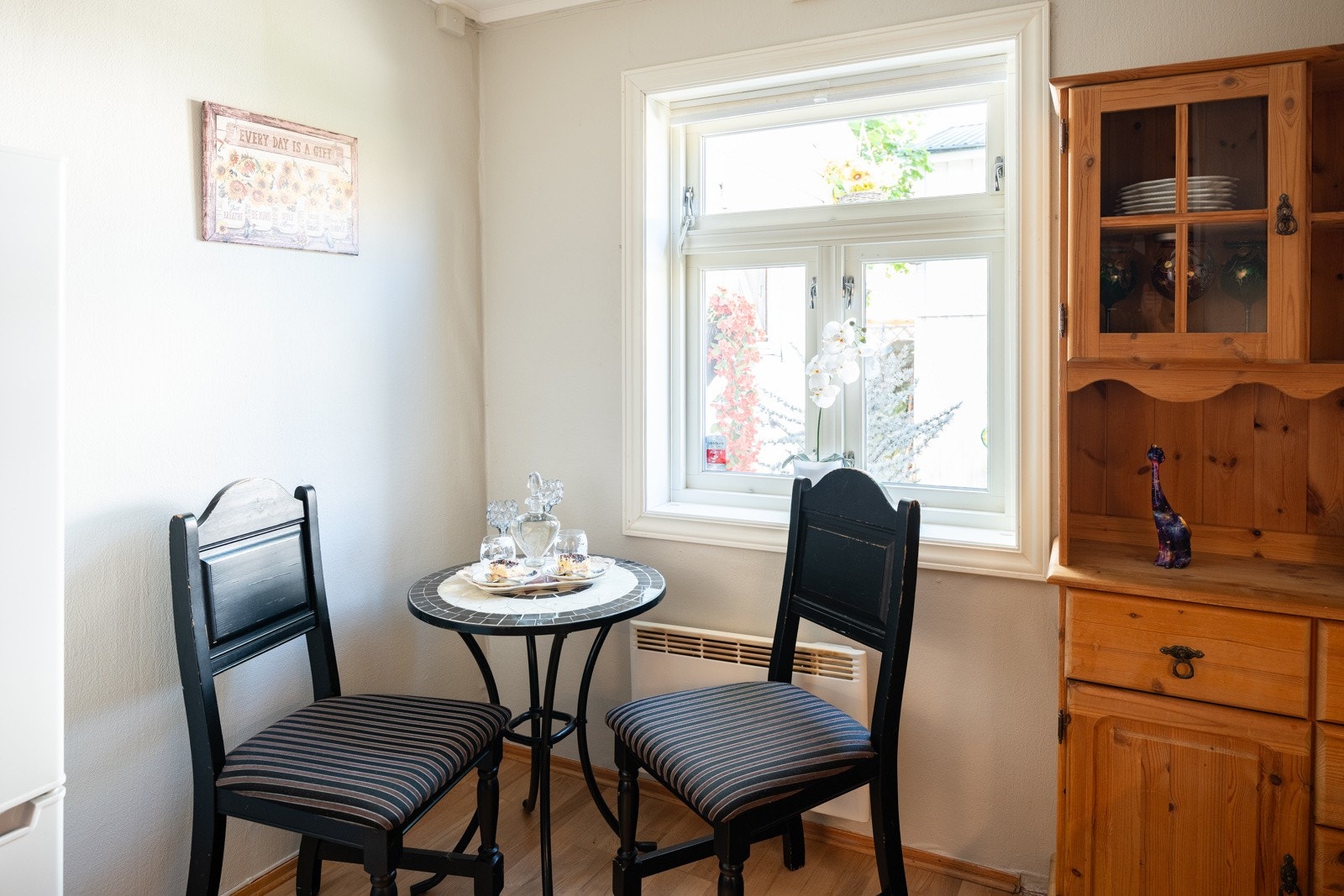 Kjøkkenet er på 9,3 kvm og har hyggelig utsyn mot bakgården. Galleribilde