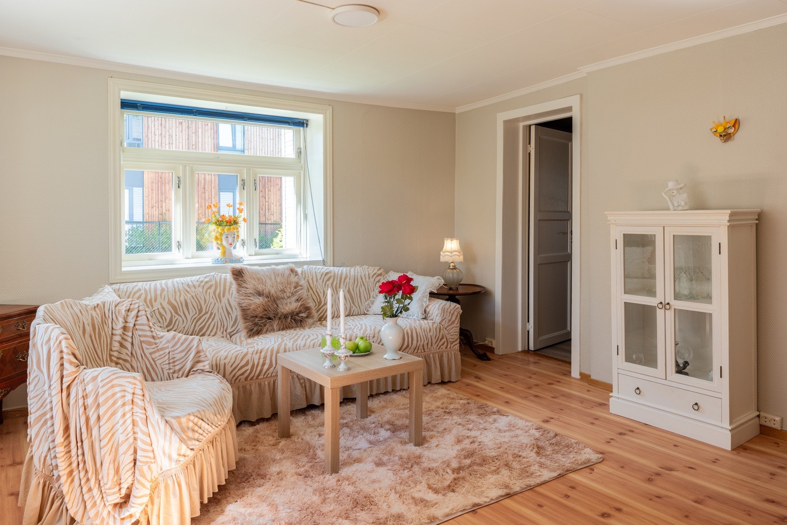 Stuen har nymalte vegger i fargen kalk. Galleribilde