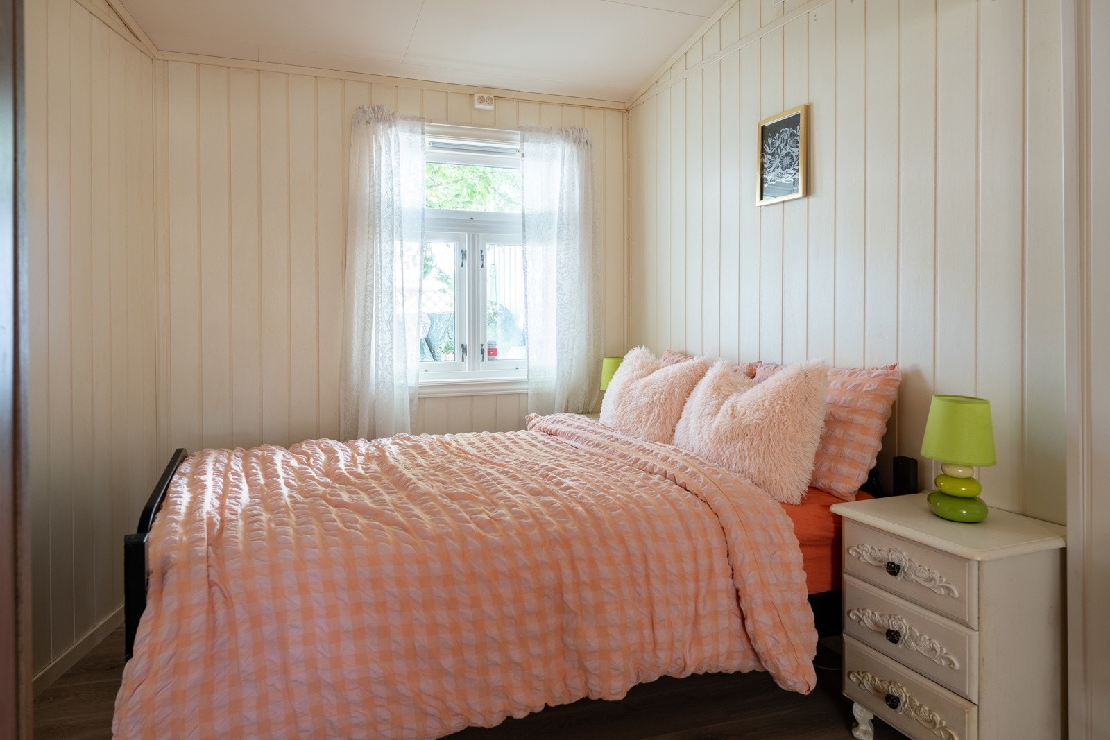 Soverommet vender ut mot stille bakgård. Galleribilde