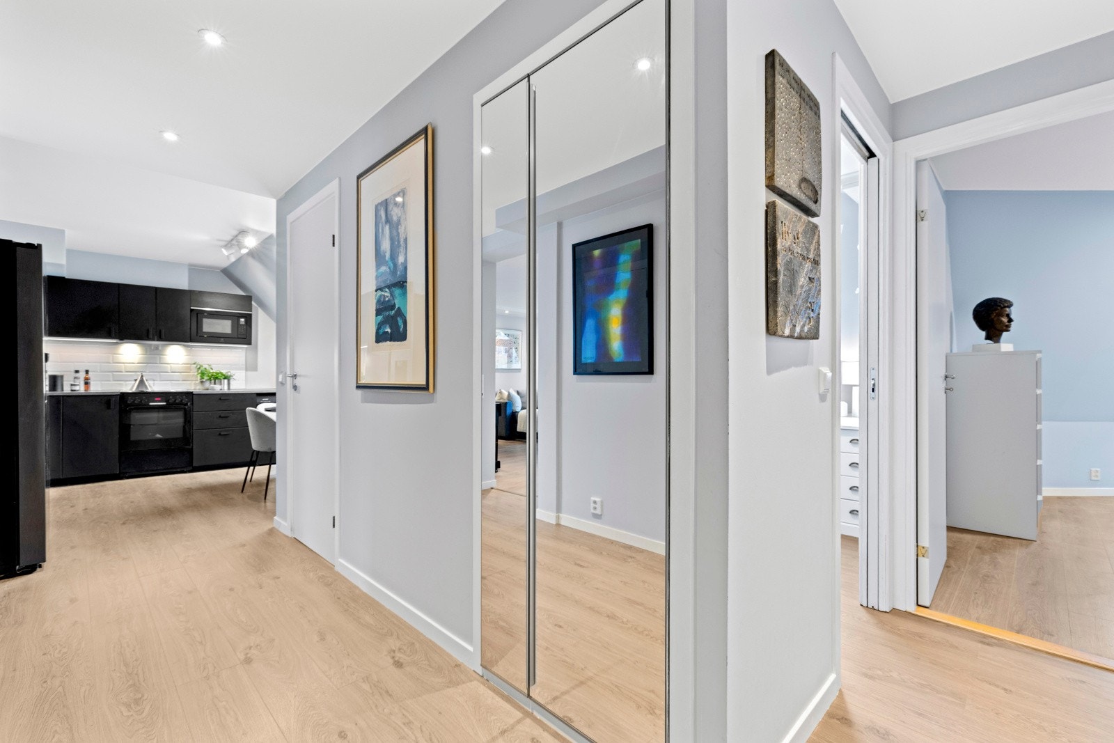 Entré med laminatgulv med termostatstyrt varmefolie fra år 2021, hvor det også ble bygget garderobeskap med speildører. Galleribilde