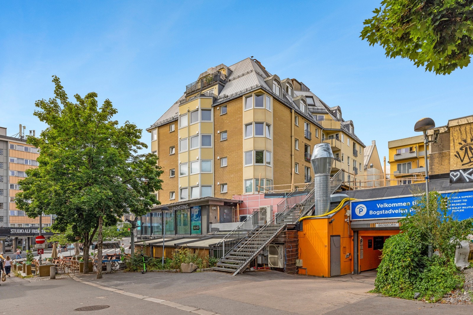 I dag pågår det oppgradering av bakhagen med store planer. Megler legger frem tegninger på visning. Galleribilde