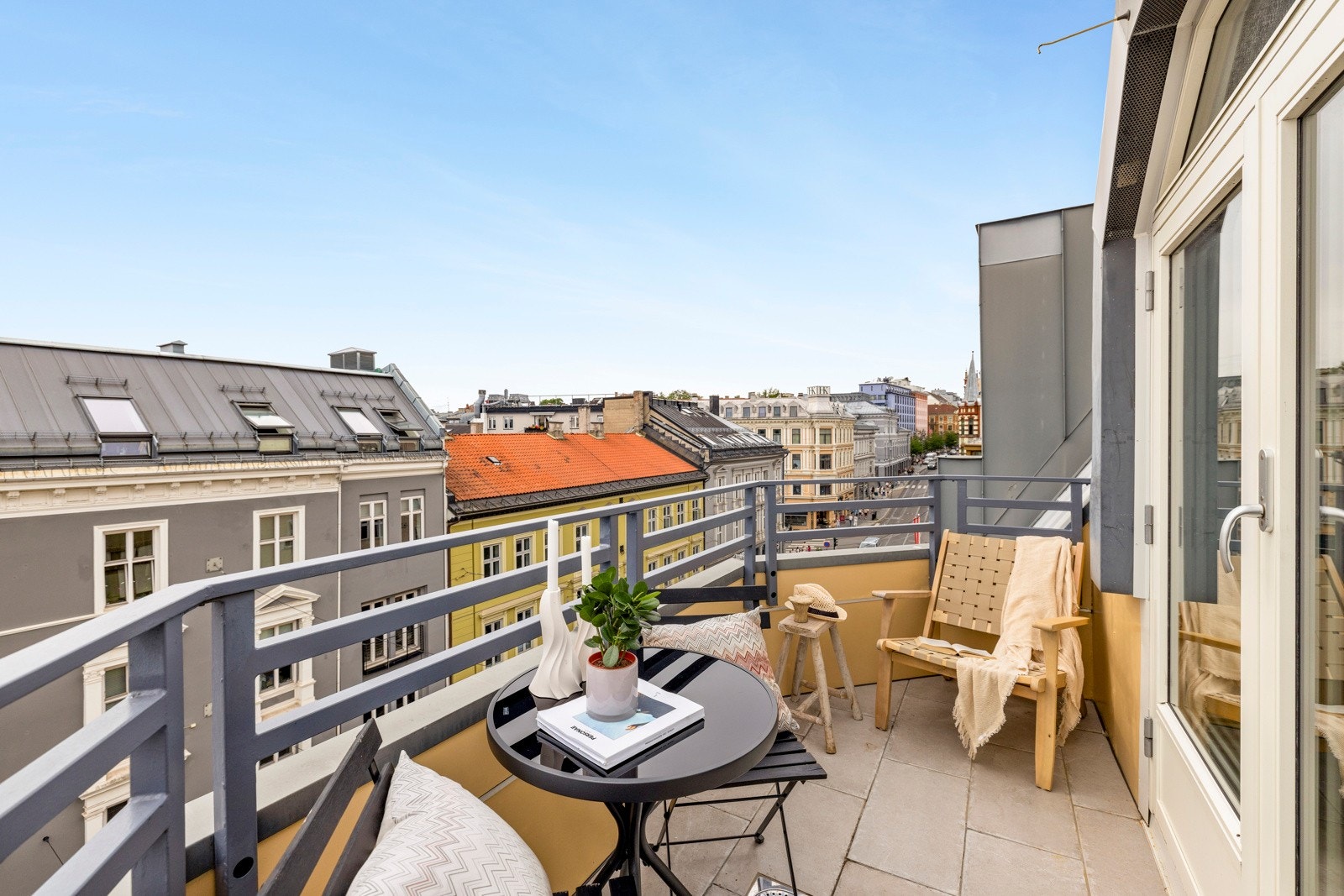 Leiligheten har gode fasiliteter som heis og balkong, samt felles takterrasse. Galleribilde