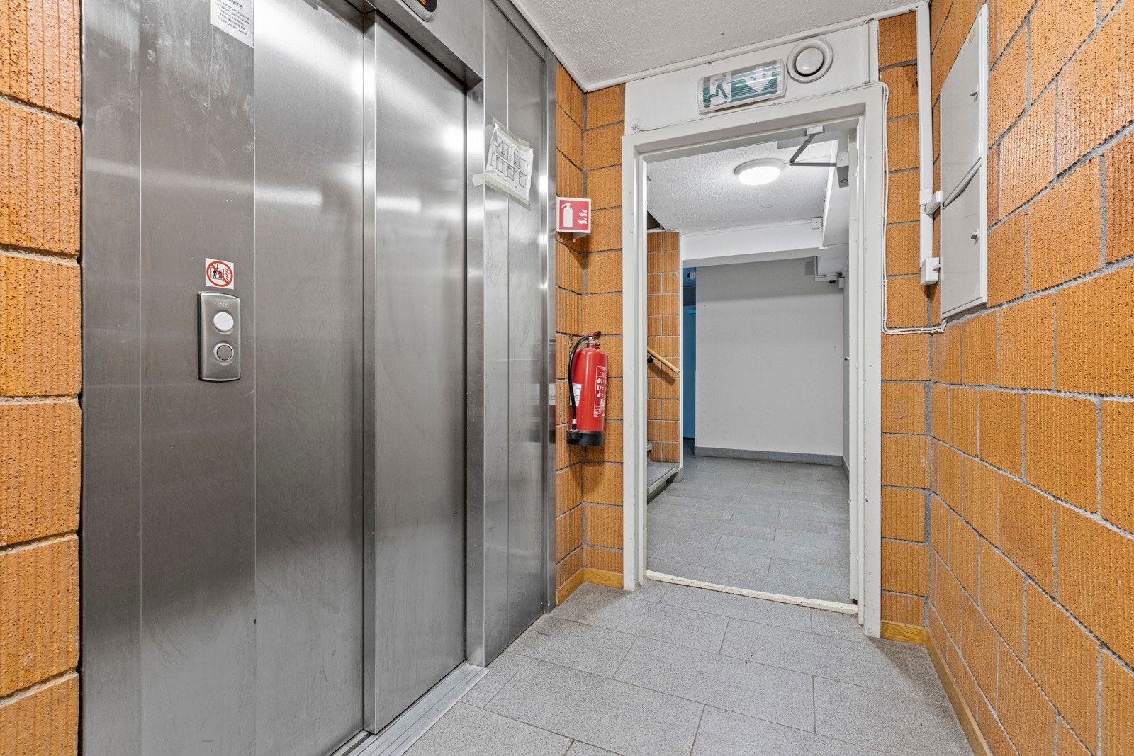 Heis fra inngangspartiet tar deg opp til leiligheten. Galleribilde