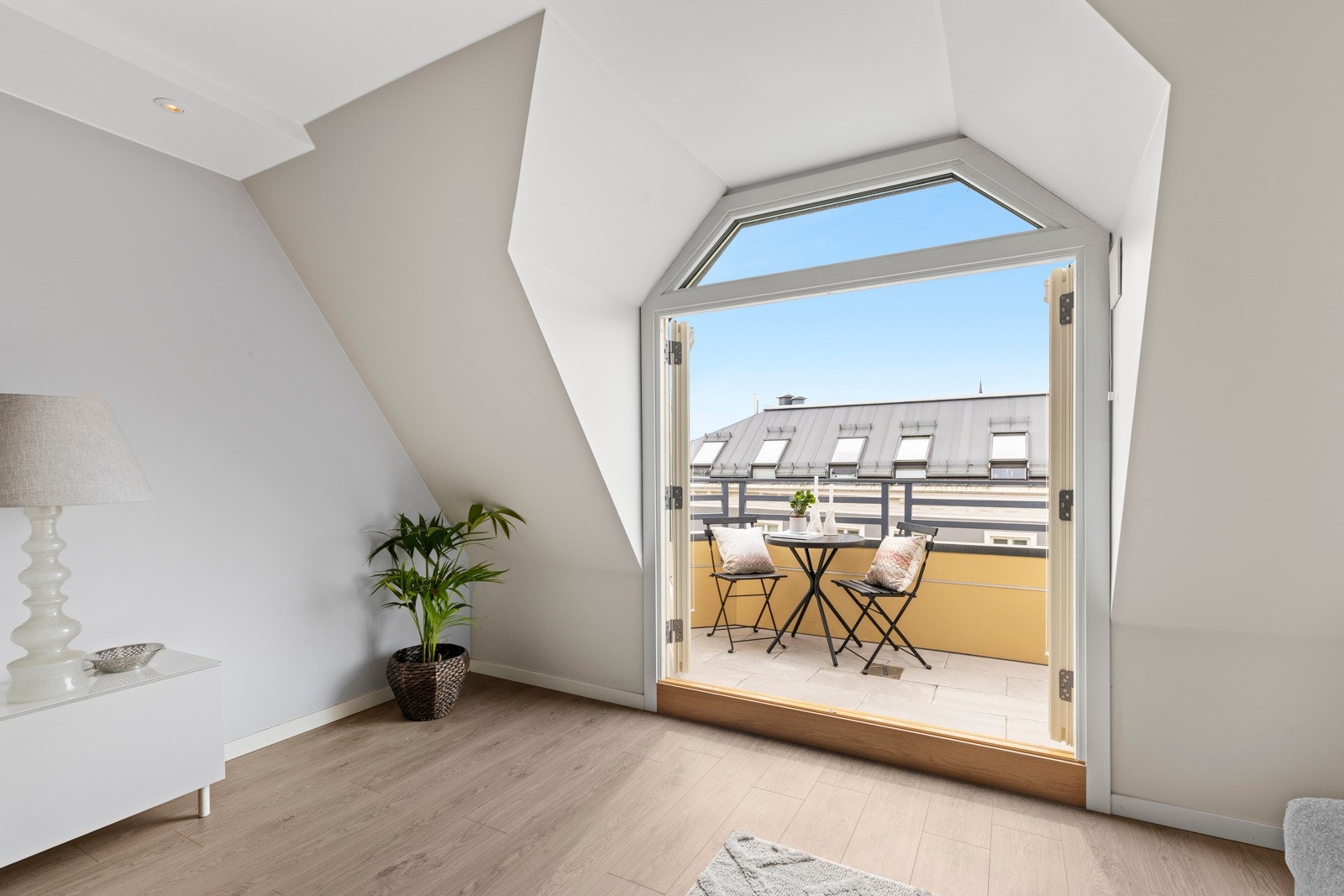 Fra stuen er det direkte utgang til balkongen på 5 kvm som oppleves som en forlengelse av stuen på sommerhalvåret. Galleribilde