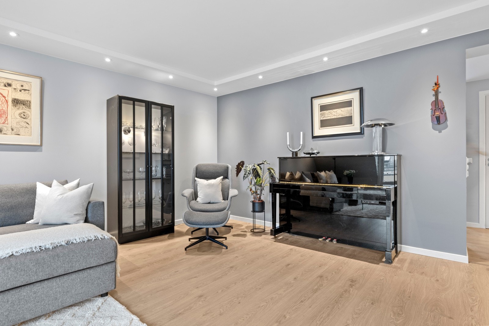 Stuen er stor og åpen med god plass til å møblere etter behov. Galleribilde