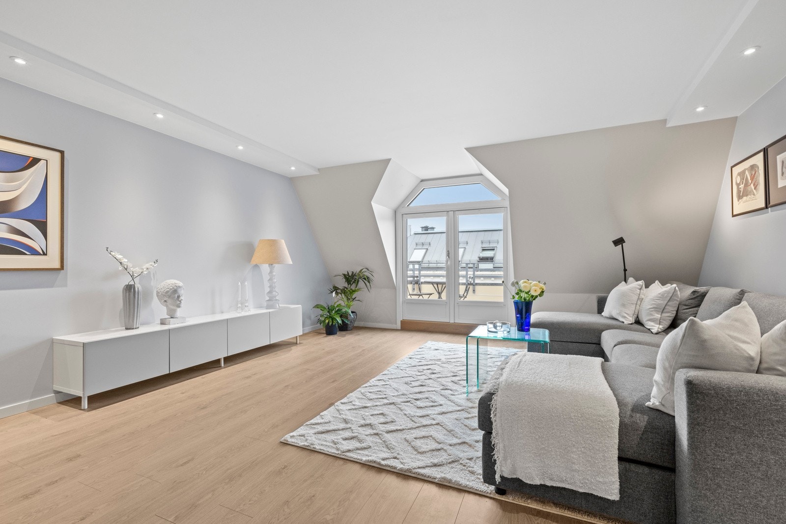 Balkongen er sørvestvendt med gode solforhold hele dagen. Nye balkongdører i 3-lagsglass fra år 2024. Galleribilde