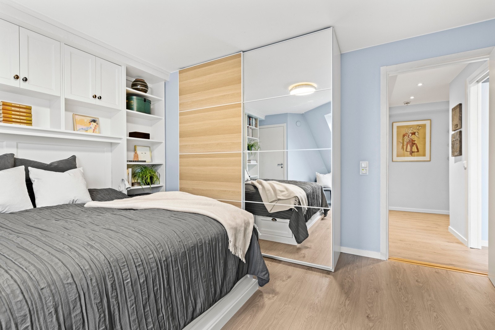 God plass til oppbevaring av klær og utstyr i garderobeskapet i tillegg til hylleløsning og skuffer under sengen Galleribilde