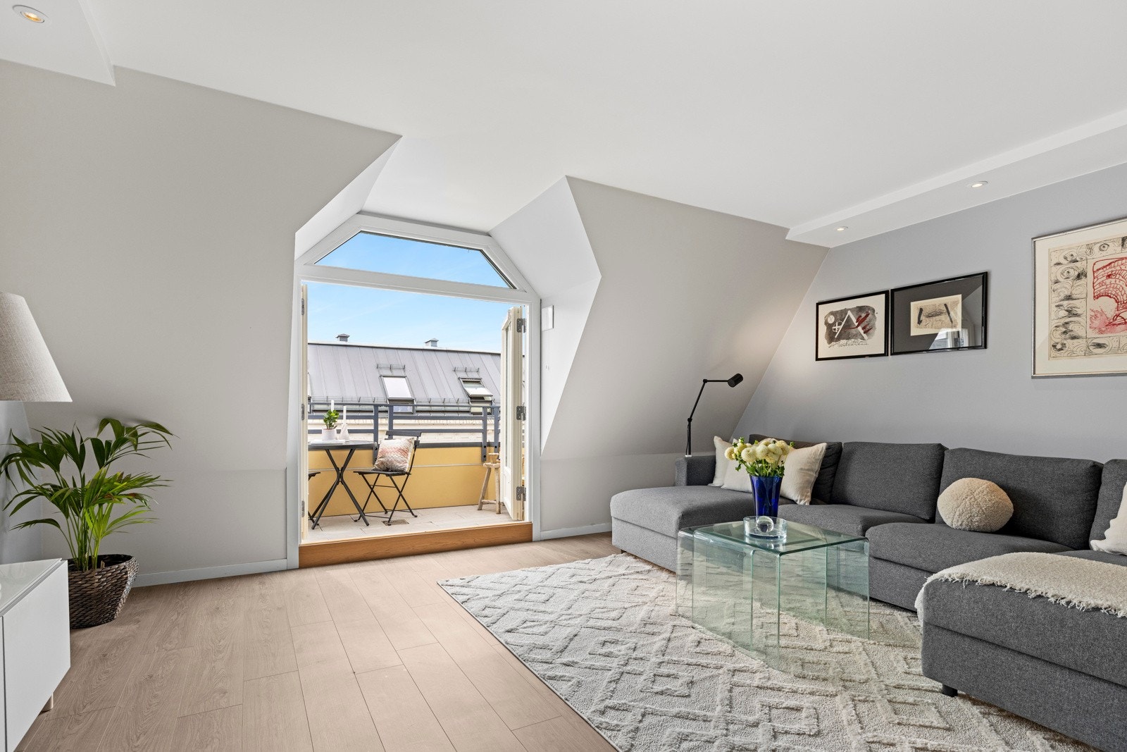 Moderne og lys 3-roms leilighet plassert luftig i 6. etasje i bygård fra 1991. Boligen ble oppgradert i 2021. Galleribilde