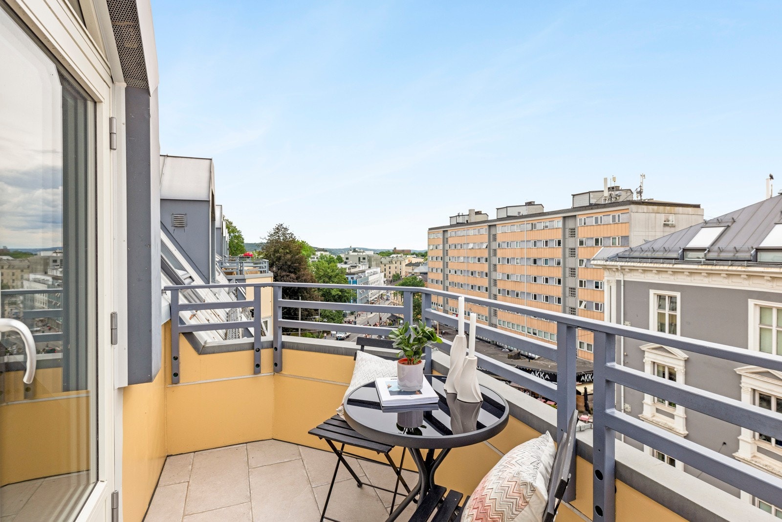 Balkongen ble oppgradert i 2024/2025 med ny membran, nytt sluk og flislagt, samt malt. Galleribilde